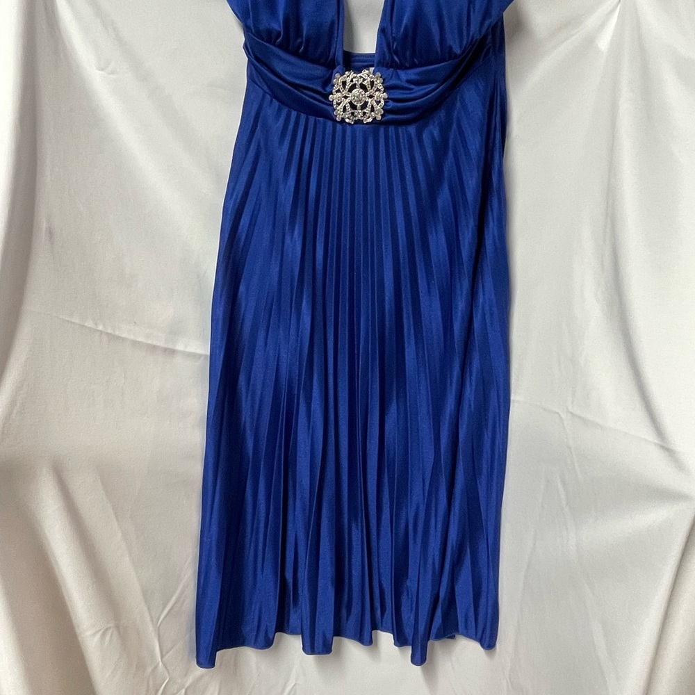 Cache Halter Dress - Picture 2 of 5